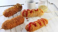 Receta de banderillas coreanas: el combo perfecto de salchicha, queso y papa que te hará agua la boca y brillar los ojos