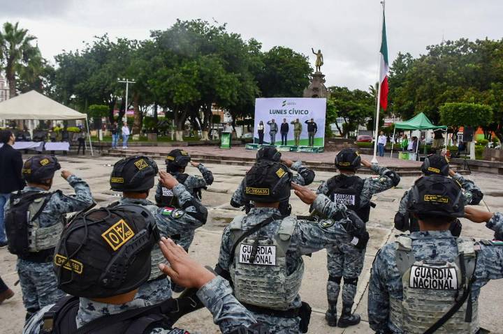 AYUNTAMIENTO DE SOLEDAD Y GUARDIA NACIONAL FORTALECEN VALORES CÍVICOS CON HONORES A LA BANDERA