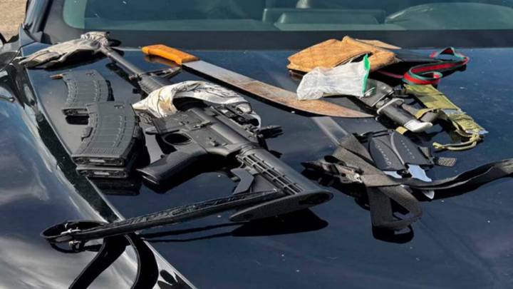 Arrestaron a un hombre en un aeropuerto de Florida con un rifle AR-15 cargado y  varios cuchillos en su auto