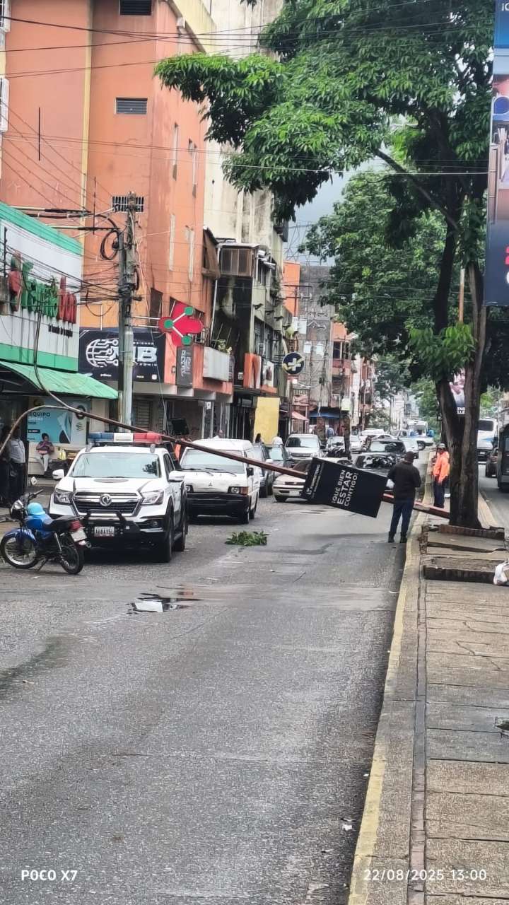 Palo de agua provocó caída de poste en la avenida Bolívar