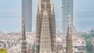 La Sagrada Familia, teñida de rojo: activistas lanzan polvo tintado para denunciar los incendios