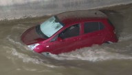 Mujer aprendía a manejar pero auto cayó al canal San Carlos en La Florida