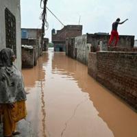 Smog then floods: Pakistani families 'can't catch a break'