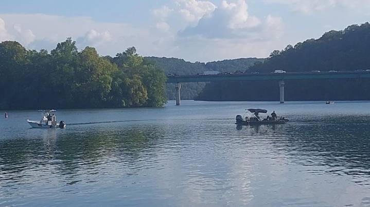 Search teams looking for missing boater at Melton Hill Lake in Oak Ridge