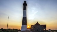 Hombre salta al vacío desde el faro de Fire Island, según autoridades