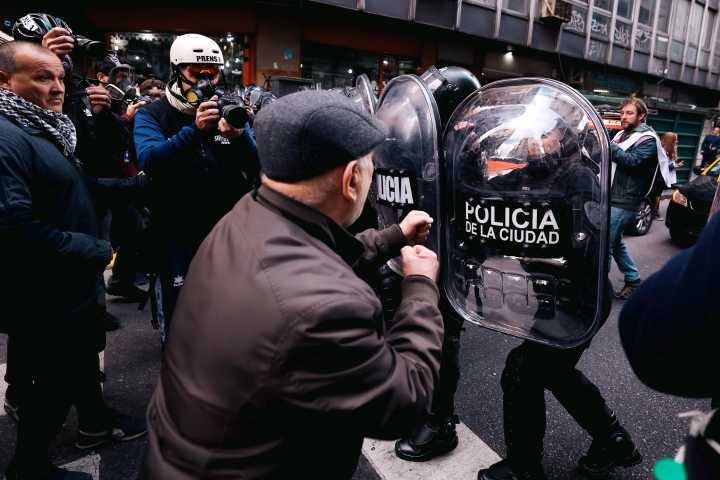 Tensión en una nueva marcha de jubilados frente al Congreso argentino