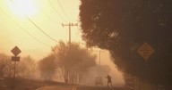 Incendio forestal en rápida expansión obliga a evacuar a miles al norte de Los Ángeles
