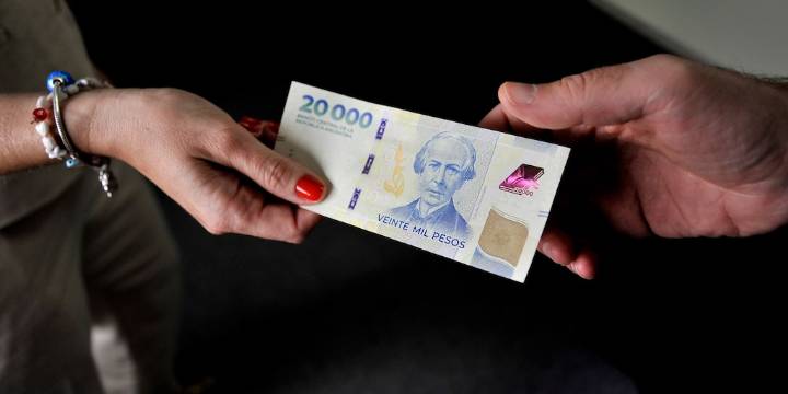 Las tasas de los plazos fijos no paran de subir y ya hay entidades que pagan 55%: todos los detalles, banco por banco