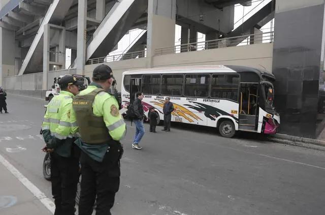 Bus se estrella contra la estación del tren eléctrico en SJL