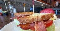 Restaurante latino en EE.UU. recibe tremenda propina en dólares: "Me devolvió la fe para no rendirme"