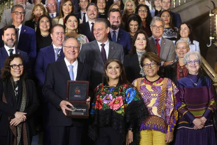 Entrega Brugada Llaves de la Ciudad de México al vicepresidente de Brasil