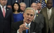 Greg Abbott convierte en ley nuevo mapa electoral que favorece a los republicanos; "Texas será más rojo en el Congreso”, dice