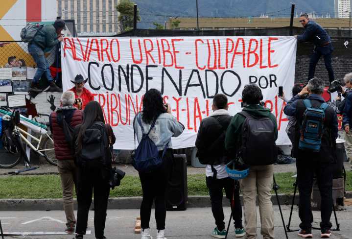 Jueza lee sentencia que impone 12 años de prisión domiciliaria al expresidente Uribe
