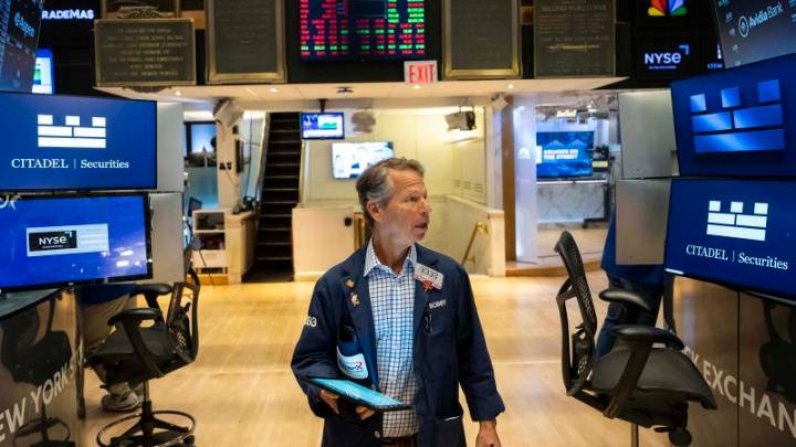 Dow sinks 500 points, global stocks drop as Trump unveils his tariffs