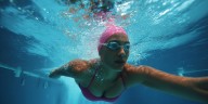 ¿Por qué se recomienda la natación a las personas con lesiones?