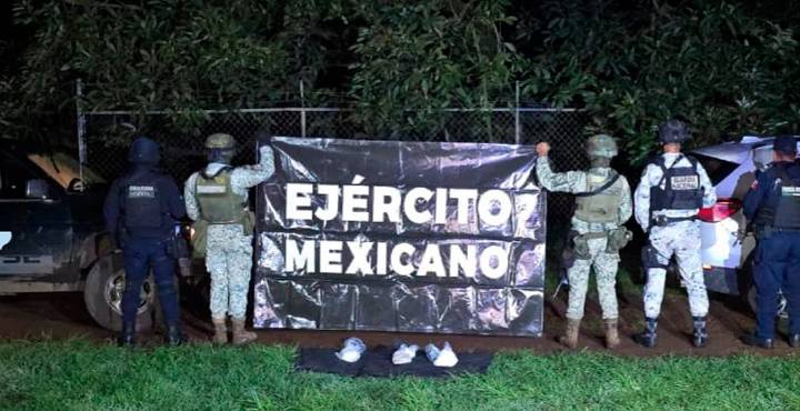 Aseguran en Uruapan dos vehículos robados y 2.6 kilos de droga