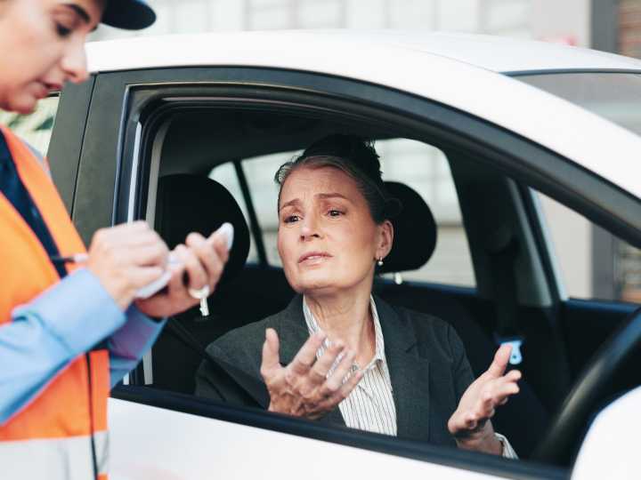 ¿Tienes una multa de tránsito en Estados Unidos este 2025? La guía completa para no perder tu licencia