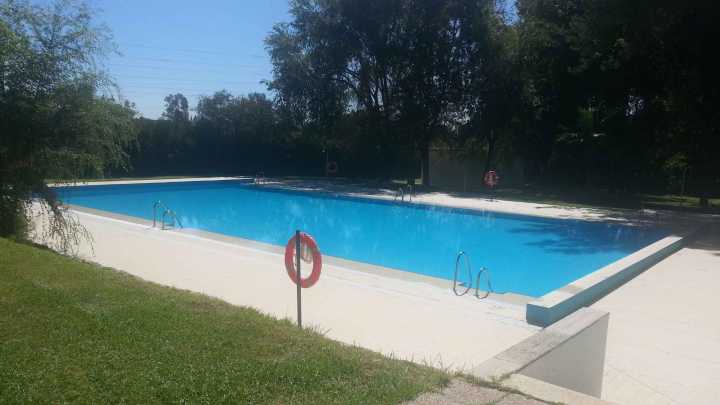 Este pequeño enclave de Sevilla guarda una de las piscinas más relajadas de la provincia