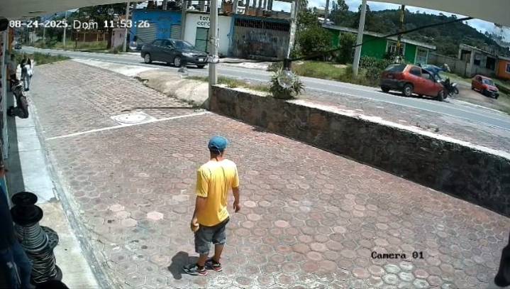 Conductora huye tras provocar accidente en Tzompantepec; motociclistas resultaron heridos