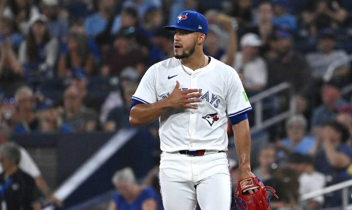 José Berríos permite seis carreras y 10 hits ante los Rangers