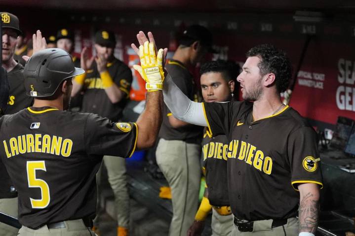 Sencillo clave de Arráez enciende ataque de 5 carreras en la 11ª; Padres vencen 10
