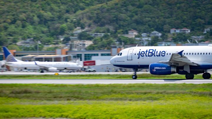Terror en el aire: avión con 167 pasajeros a bordo debió aterrizar de emergencia por un motor “completamente destruido”