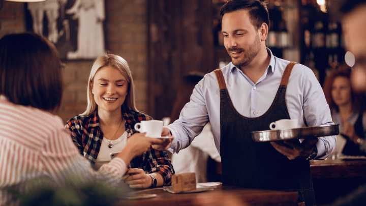 De cobrar 2,5 € la hora a ganar más de 2.000 € al mes: así le dio la vuelta a su vida un camarero español