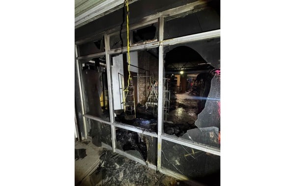 Ingresan a restaurante, roban y le prenden fuego