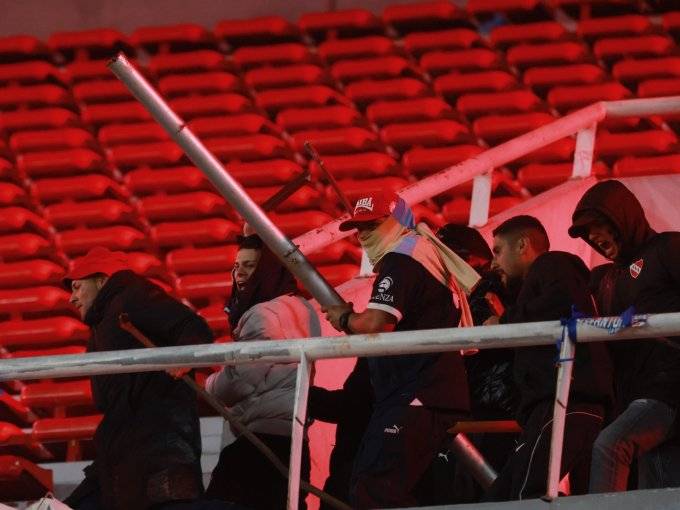 Confirman que 97 hinchas de Universidad de Chile fueron detenidos en Argentina