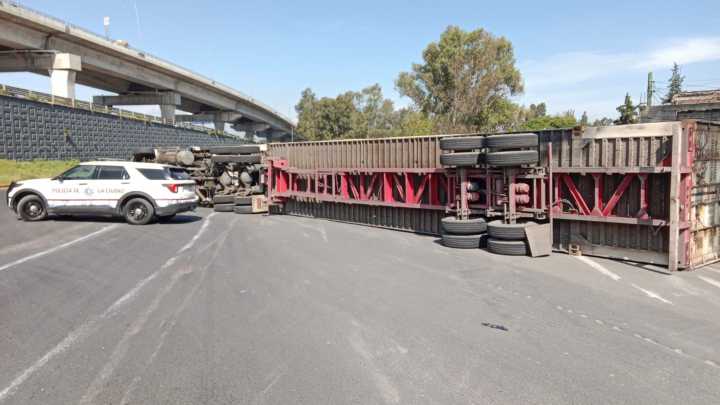 Colapsa Tráfico en la Lateral de la Autopista México-Puebla por Tráiler Volcado ¿Cómo Pasó?