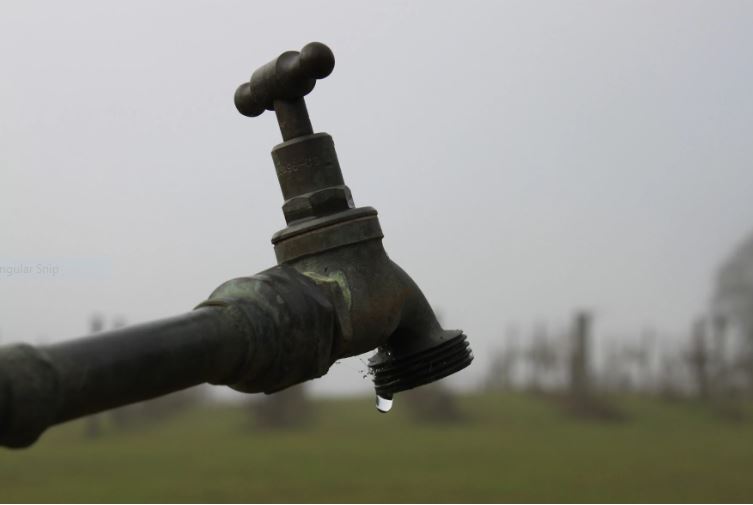 Water main break at Collier Boulevard, one lane closed, boil alert issued for 3,000 customers