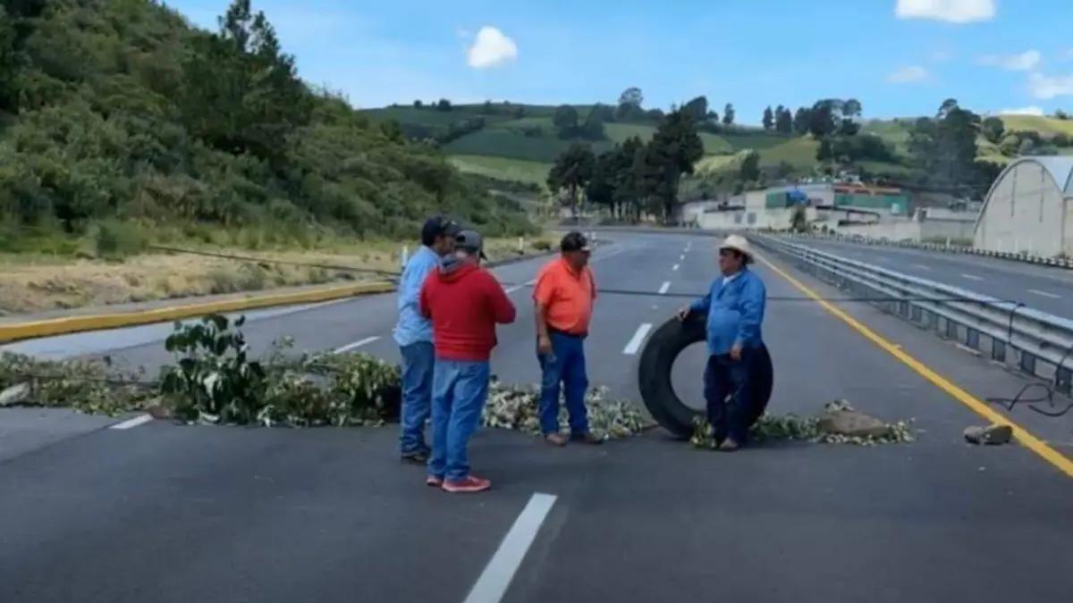 Campesinos bloquean la Tenango–Ixtapan; exigen cumplimiento de acuerdos de hace 30 años