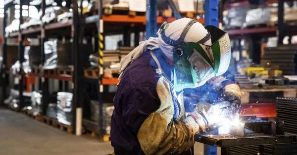 Caída de producción y despidos en pymes por récord de importaciones