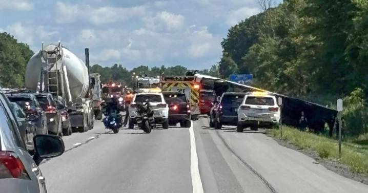 Medio centenar de heridos al volcar un autobús turístico con niños en una autopista de Nueva York