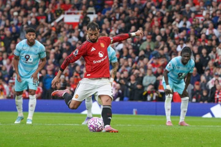 Relief for Amorim as Man United grabs stoppage-time winner with Fernandes penalty