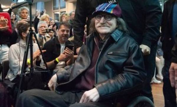 La reaparición de Charly García: llegó en silla de ruedas, frágil y conmovió a todos