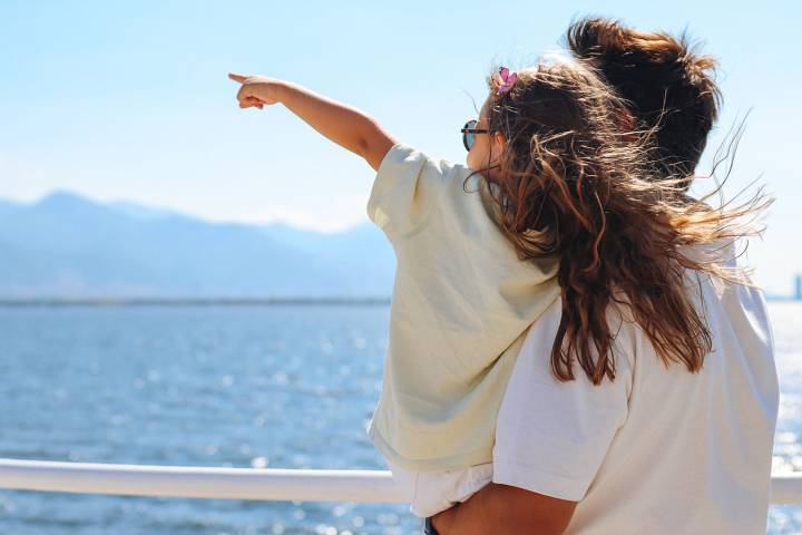 Man Plans Hawaii Trip Without Wife Due to Her Flight Anxiety