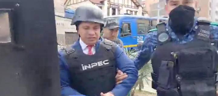 Con casco y chaleco antibala, llegó escoltado Sneyder Pinilla a la Corte Suprema
