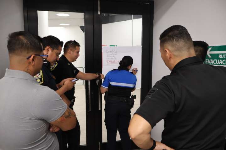 Capacitan a policías, bomberos y personal del 911 en manejo de personas difíciles