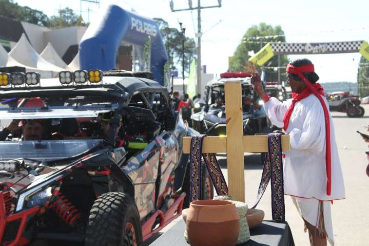 Recorren la sierra en todoterreno en la Tarahumara Vip