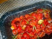 Tomatitos asados en freidora de aire y cuatro posibles aliños para servirlos