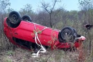 Un hombre despistó por un espejo de agua y volcó su auto en el acceso a Aldea San Antonio