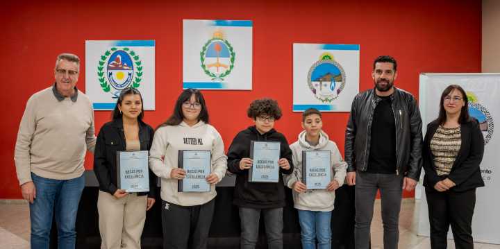 Cañadón Seco entregó más de $12 millones en becas para estudiantes