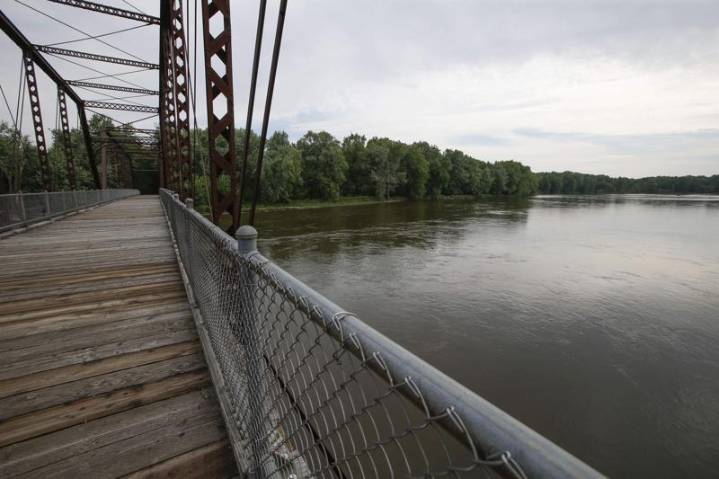 Hundreds of Iowans turn out to hear scientists discuss Polk County water quality report