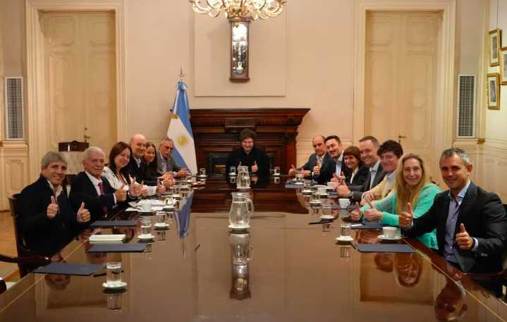 En la previa al cierre de listas para las elecciones nacionales, Javier Milei encabeza una reunión de Gabinete en la Casa Rosada