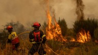 Cuatro militares heridos, cientos de evacuados y 112.000 hectáreas calcinadas: los incendios no dan tregua