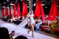Estudiantes de diseño transforman El Trompo en pasarela de moda