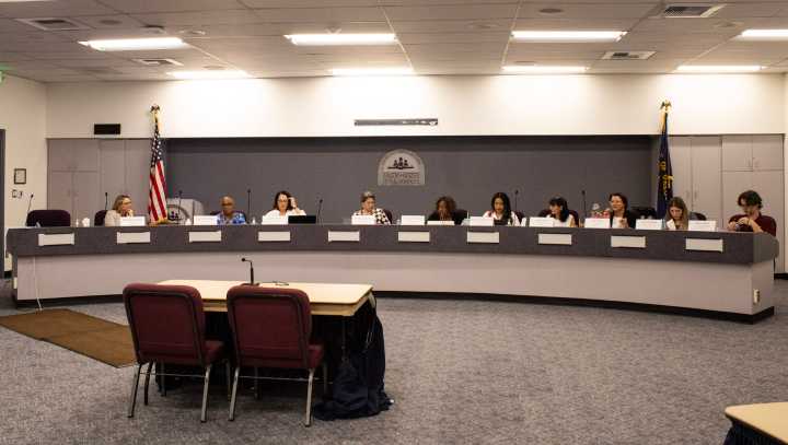 UPDATED: School board unanimously approves teacher union contract