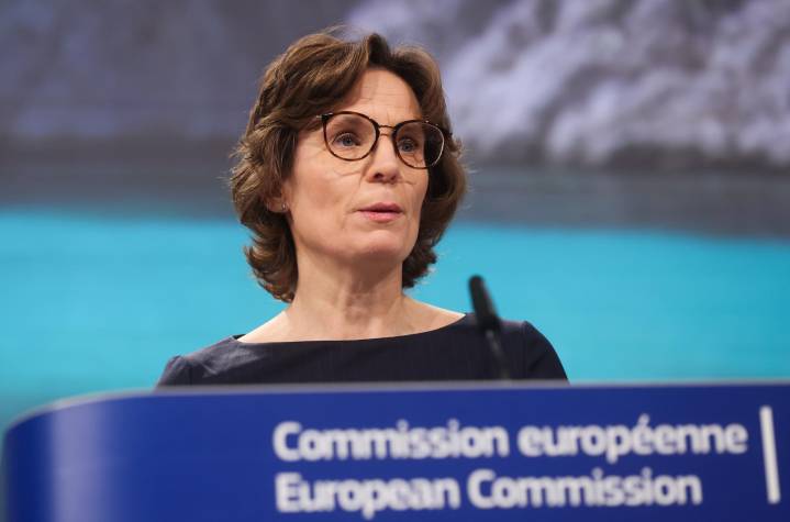 La comisaria europea de Medioambiente: Hay "más corchetes" en el texto del tratado que plástico en el mar