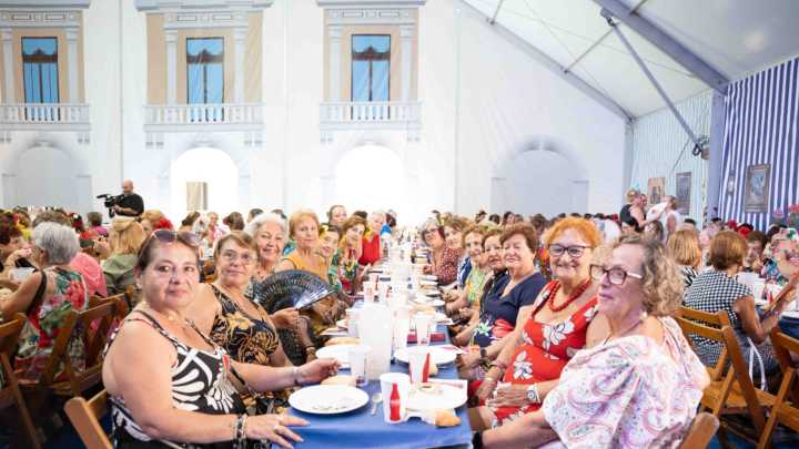 La Feria de Almería celebra el tradicional Homenaje a la Mujer con un millar de participantes y el homenaje a Rosa Ventura “por su implicación”